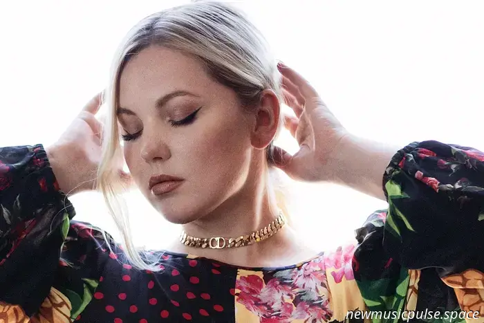 Entrevista: El cantante Cooper Phillip Da Vida a las Voces y Descubre un Camino hacia el Empoderamiento-Atwood Magazine
